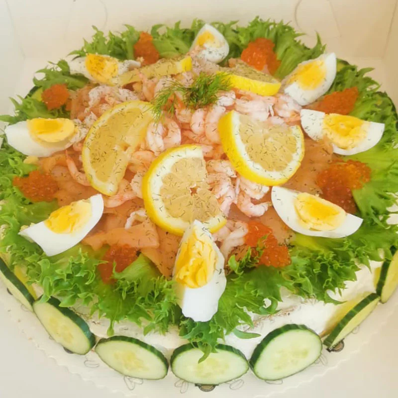 Smörgåstårta med lax och räkor